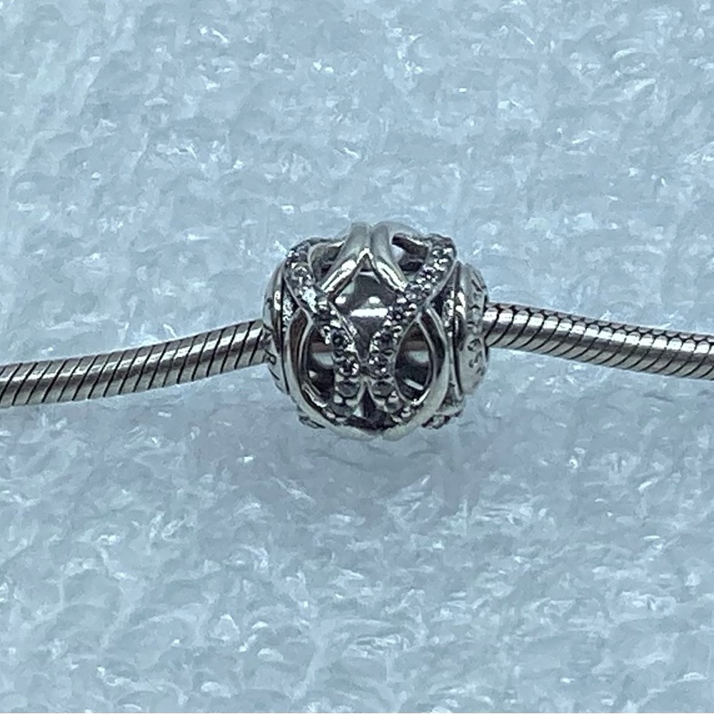Pandora Essence, “ Caring” Charm S925Ale 796072CZ E10-8